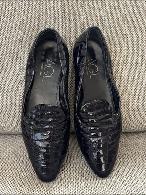Navy blue croc embossed painted toe shoes